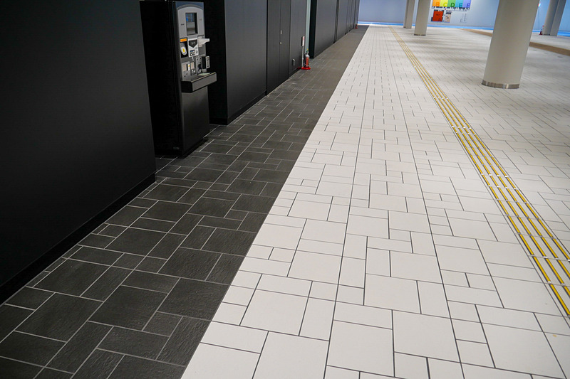 エントランスホールの床には、常滑市の黒と白の磁器タイルを使用