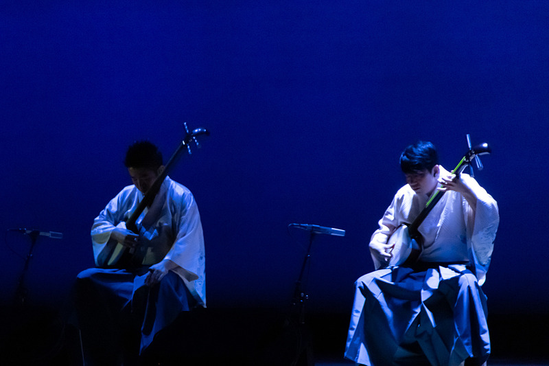 吉田兄弟の津軽三味線の演奏で開幕