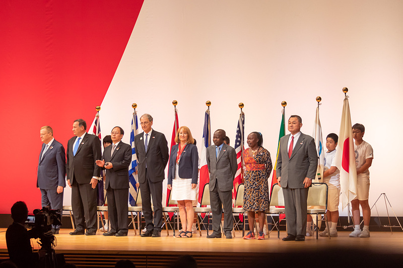 セレモニーに招待された各国のオリンピック委員会の代表