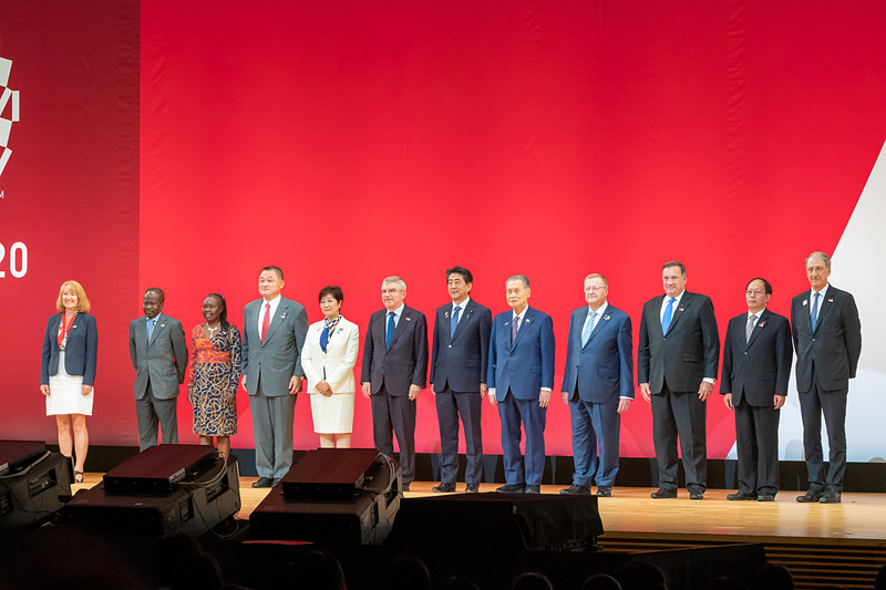 安倍総理大臣やバッハ会長らとフォトセッションに応じる各国のオリンピック委員会代表