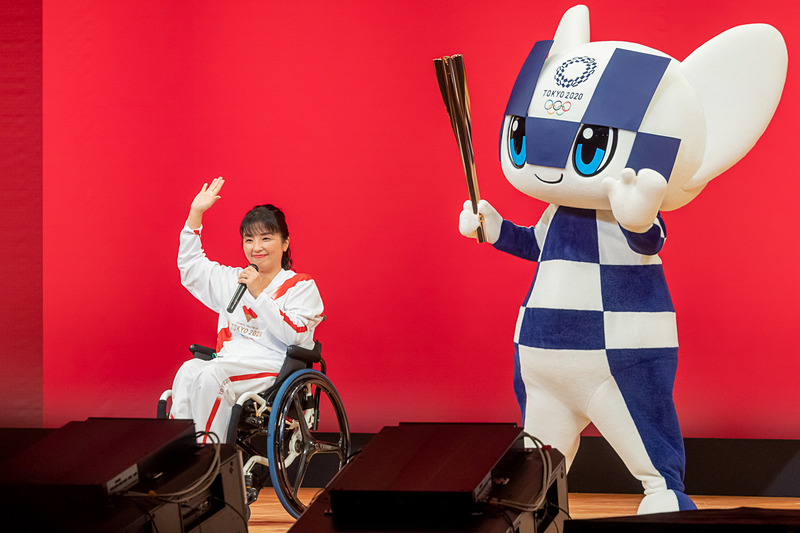 田口亜希氏さんとマスコットキャラクターのミライトワ