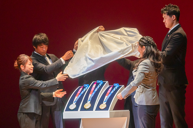 東京2020オリンピックのメダルをお披露目した瞬間