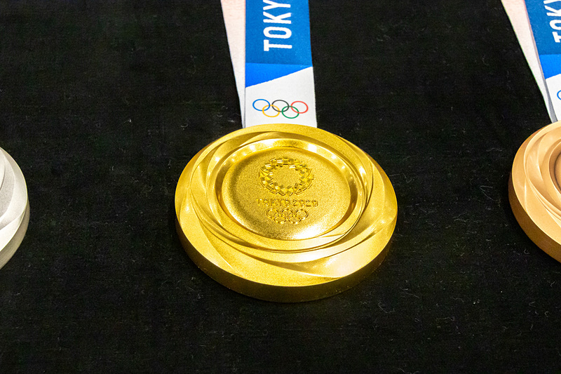 金メダルは純銀に6g以上の金メッキを施したもので、重さは約556g