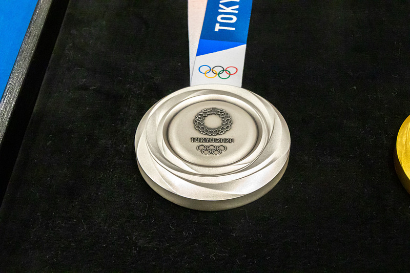銀メダルは純銀製で、重さは約550g