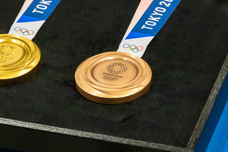 銅メダルは丹銅製（銅95：亜鉛5）で、重さは約450g