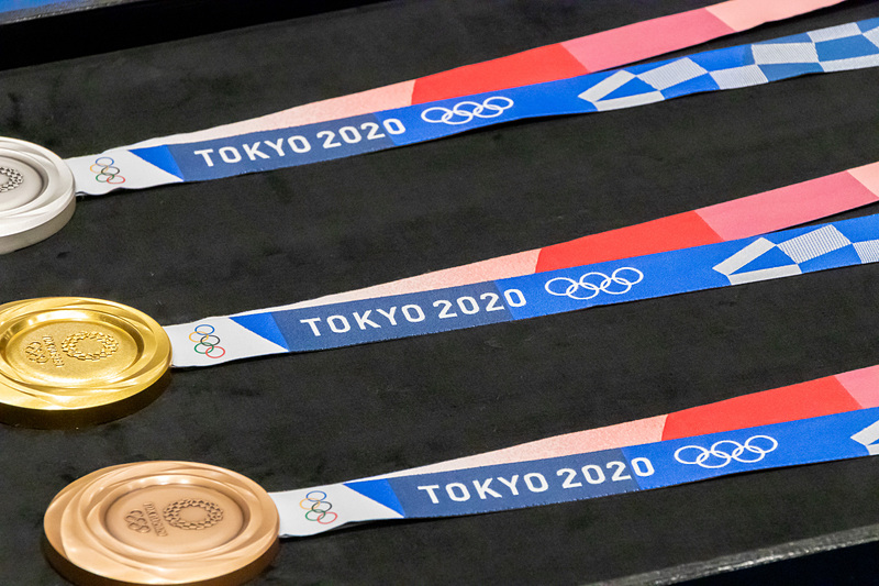 リボンはメダル本体上部への埋め込み式になっており、組市松紋をデザインに用いることで祝祭感とともに多様性と調和を表現している。また、裏側にシリコンプリントで金メダルには1つ、銀メダルには2つ、銅メダルには3つの凸加工が施されており、手で触れることで順位が分かるようになっている