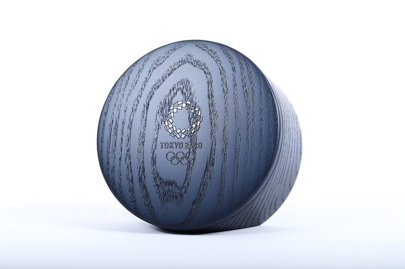 国産のタモ材を使用した藍色の木製メダルケース。円形のフタと本体が磁石によって、つながった輪のよう開いてそのままメダルをディスプレイすることもできる（写真提供：Tokyo 2020）