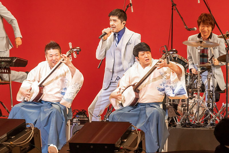 会場を盛り上げる東京スカパラダイスオーケストラと吉田兄弟