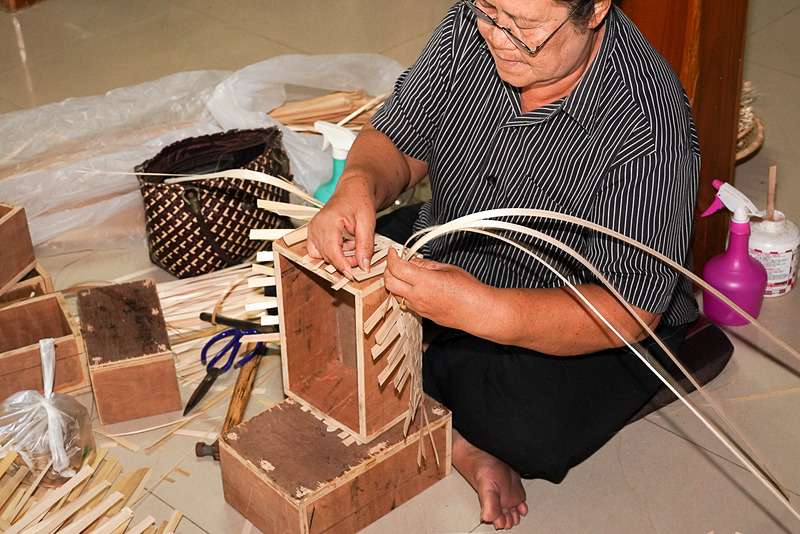 手織りで制作している様子