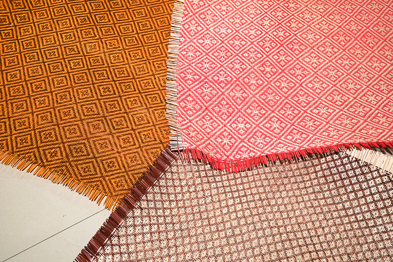 細かな織り。まずはこのような生地のような状態を作って、さまざまなモノに加工して利用する