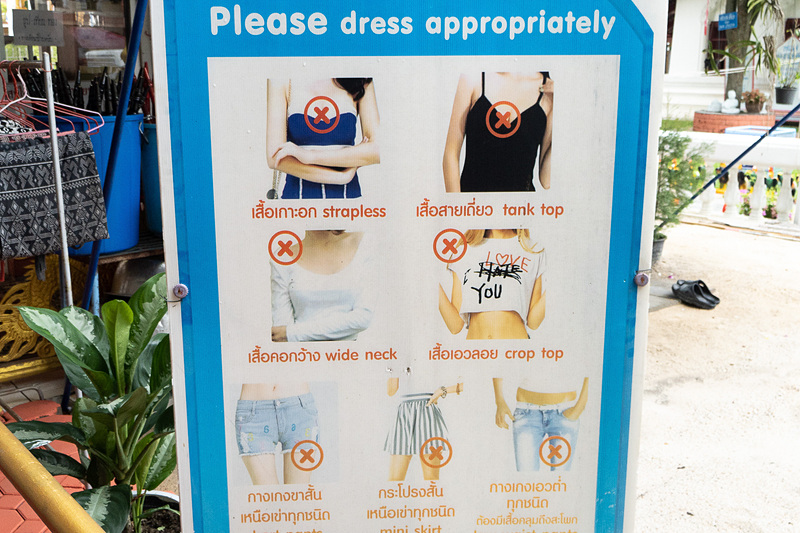 タイの寺院は神聖な場所。肌の露出の多い服装では参拝できない