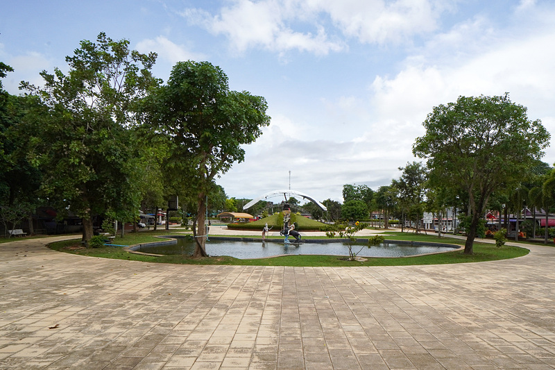スントーン・プー記念公園。中心に大きな湖が作られている
