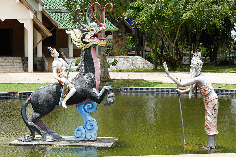 龍の顔をした馬に乗る息子