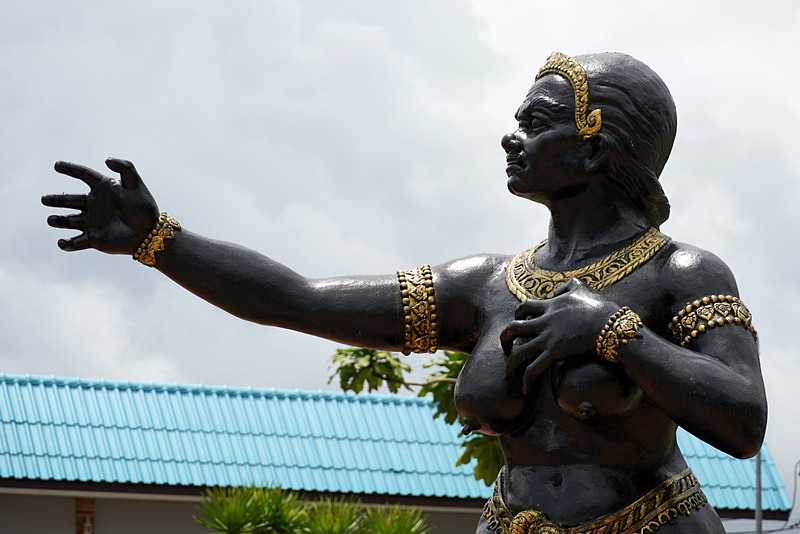 追いかけてくる鬼女の大きな像は、目立つ位置にもある