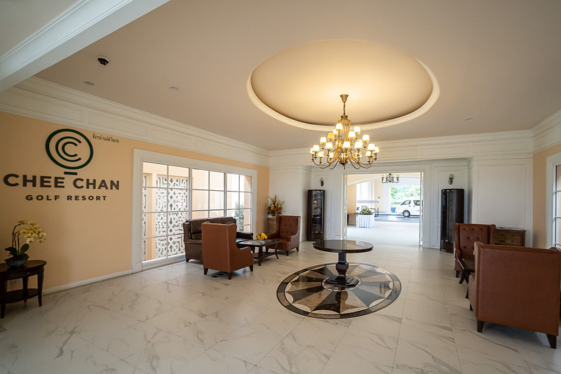 300人収容できるクラブハウスのエントランス