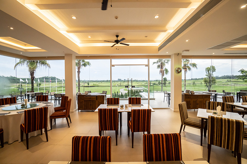 レストランからはコースを見渡すことができる