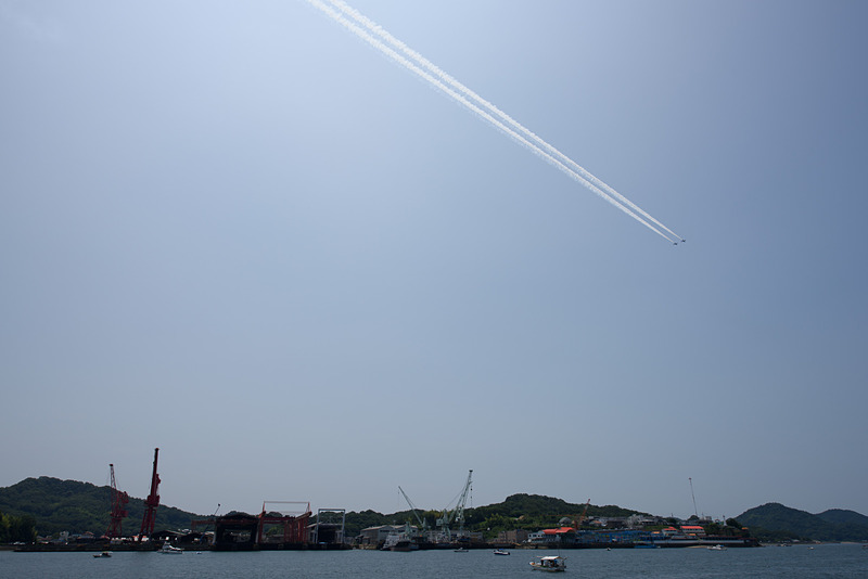 瀬戸内の尾道水道上空をラインアブレスト・ローパス