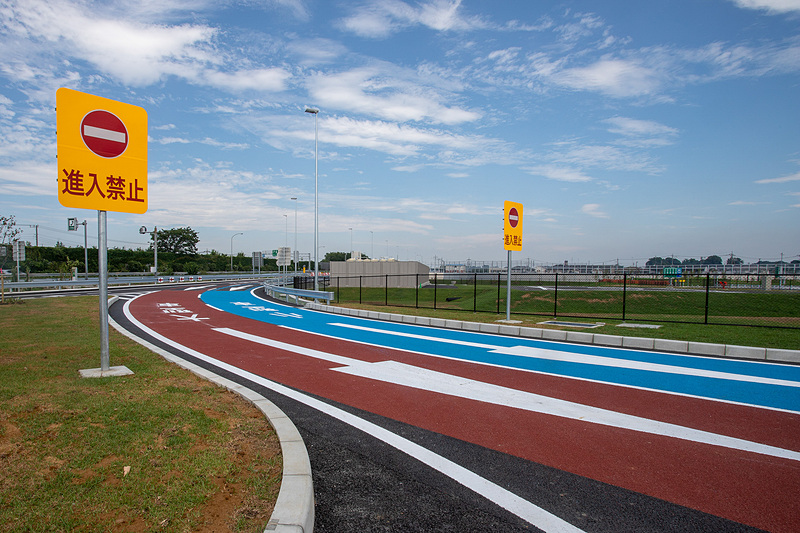 SAへの進入路は路面の色を普通車と大型車で分けしていて分かりやすい。逆走を防ぐ看板は大きめ