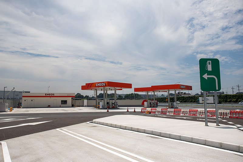 SA出口のところにガソリンスタンドがある。24時間営業でフルサービス