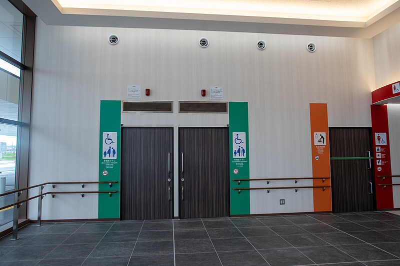 身障者用トイレもある。壁沿いには高さが2種類の手すりが設けてあるので、足腰の弱い方でも利用しやすいようにしている