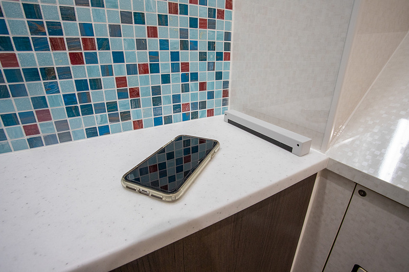 忘れ物防止機能。大便器の後ろの棚にはセンサーが付いていて、ここにものを置いたまま扉のロックを外すと「忘れ物はありませんか」というアナウンスが流れる