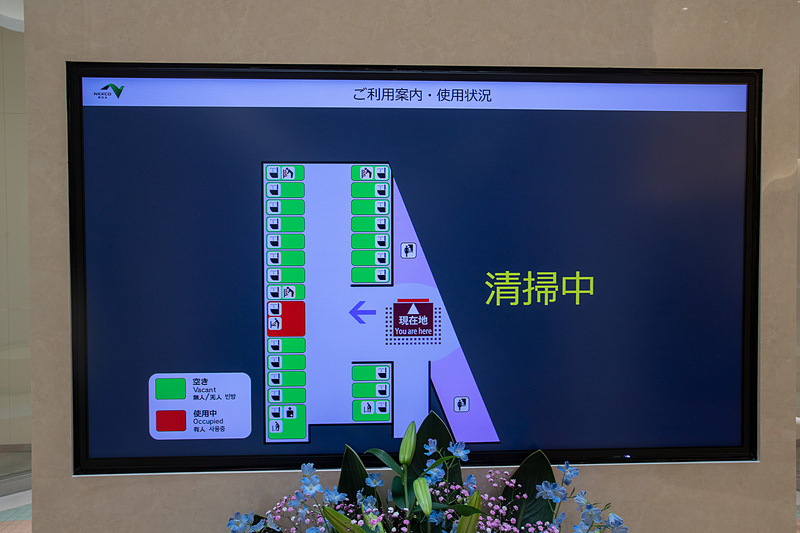 ホールには使用状況を表示するモニターがある。赤が使用中を示す