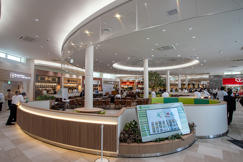 約330席の広さとなったフードコート。フードは店舗ごとに店前で注文＆会計というシステム
