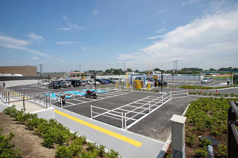 一般道側の駐車場は約90台の駐車スペースがある。2輪車用の駐輪スペースも設けてあった