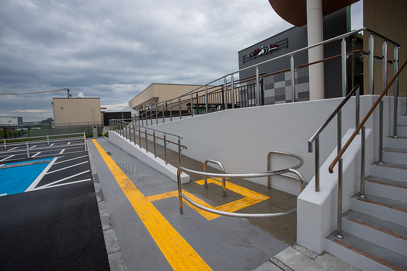 駐車場から施設までは高低差があるので、階段のほかにスロープが設けてあった