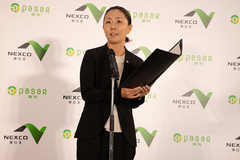 ネクセリア東日本株式会社 総館長補佐 猪股理恵氏。東北自動車道の利用者に「絶対に寄りたいSA」と思ってもらえるような施設になったと語った