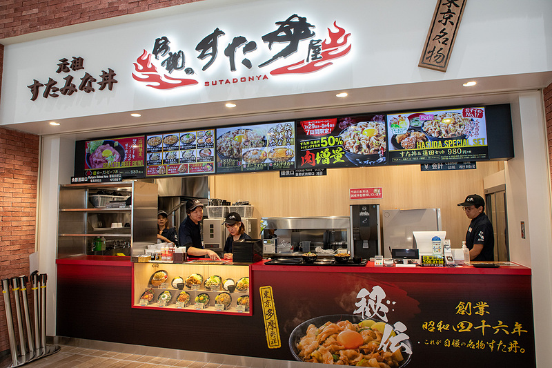 元祖すたみな丼の「伝説のすた丼屋」。秘伝のにんにく醤油ダレに絡めたジューシーな豚バラ肉を大盛りご飯に盛る「すた丼」が人気。営業時間は7時～21時30分（ラストオーダー21時）。NEXCO東日本初出店