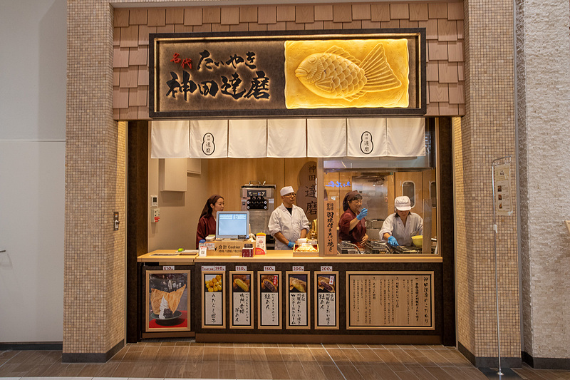 元祖「羽根つきたい焼き」が看板メニューの「たいやき神田達磨」も高速道路初出店。お煎餅のようにパリパリの薄皮ともっちり生地の食感が特徴。餡は北海道十勝産のエリモ種で甘さ控えめ。営業時間は9時～21時