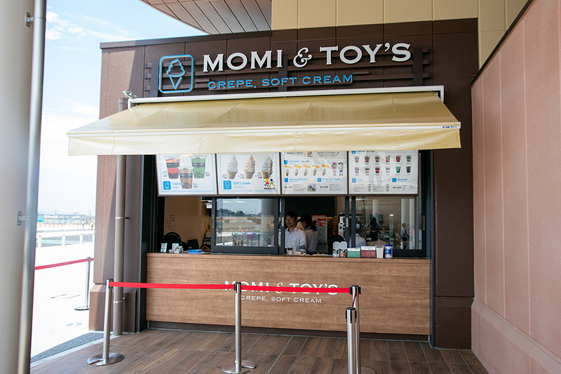 建物外に面しているのが「MOMI＆TOY'S」。スイーツ専門店で埼玉が誇る「WATABOKU（わたぼく）」の牛乳を使用したソフトクリームにクレープやタピオカをあわせた商品も用意。営業時間は10時～21時で高速道路初出店