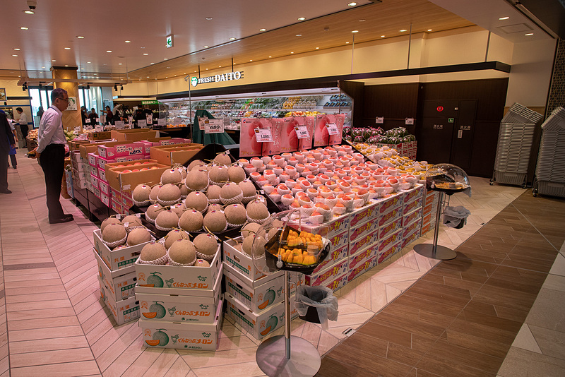 青果店の「フレッシュダイトー」。地元の野菜も販売する。フルーツは関東、東北の銘産品をメインに旬なものを取り揃えている。高速道路初出店