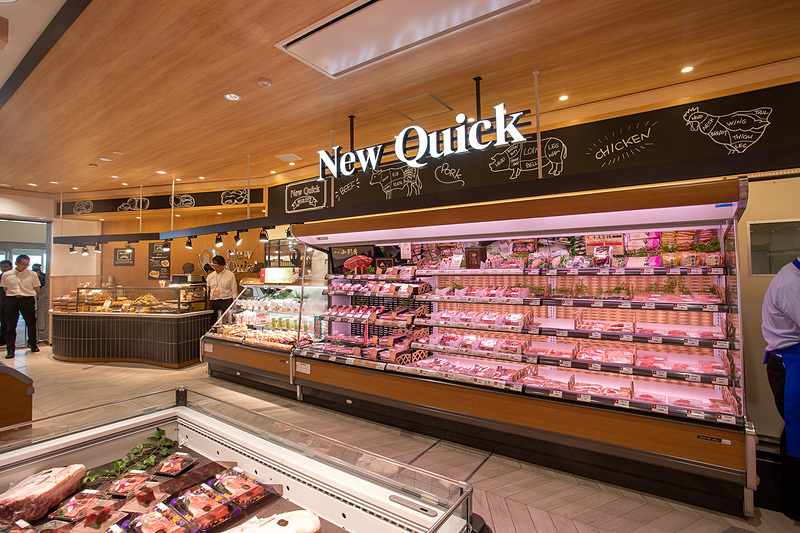 創業45年以上の精肉専門店「ニュークイック」。人気商品のお店で作っているソーセージも置いてあるがこちらは売り切れが予想されるので、買いたい人は早めに行きたい。高速道路初出店