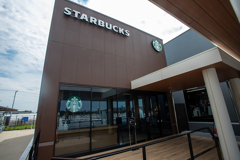 スターバックスコーヒーも入っている。こちらはフードコートやショップエリアから一度出たところにある。営業時間は7時～22時