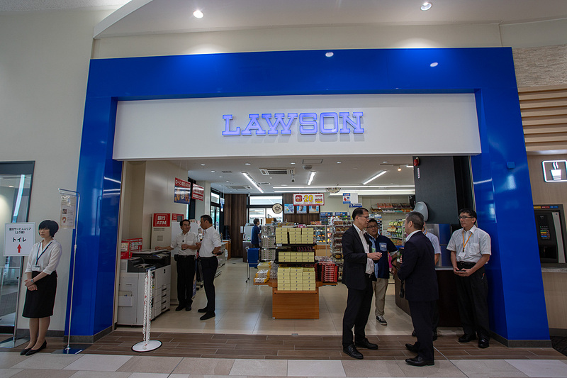 コンビニはローソンが入っている。ローソンでも土産物を販売している。また、セルフレジも導入している。ATMもあり、お店は24時間営業