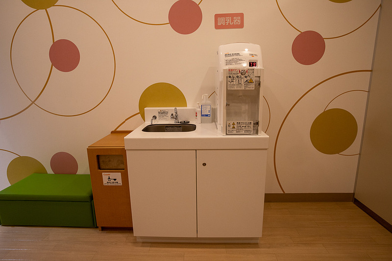 フードコート内のインフォメーションコーナー横にはベビーケアルームがある