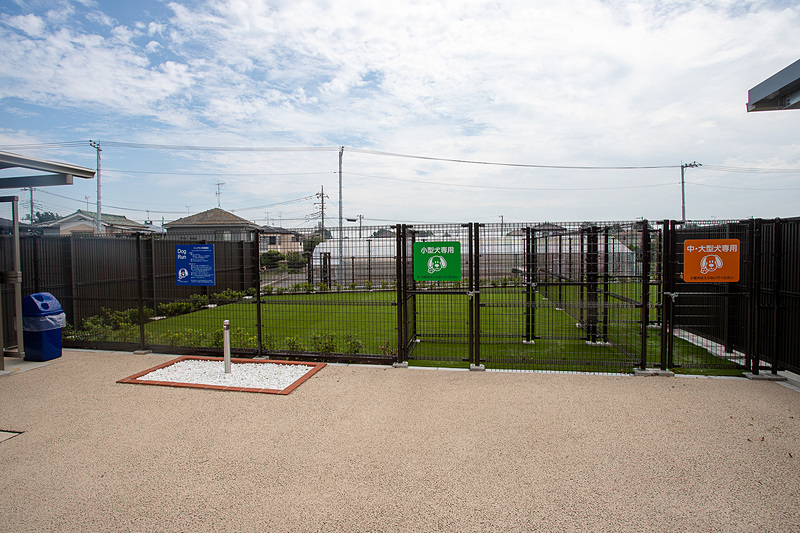 スターバックスコーヒーの裏手にはドッグランも用意されていた