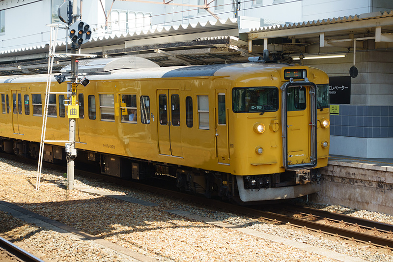 尾道駅で見かけて115系。シールドビームタイプのヘッドライトが後期型っぽい