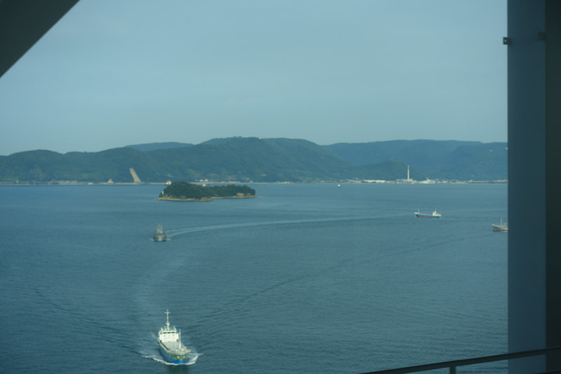 瀬戸大橋から瀬戸内海を望む。近辺の駅の発車メロディーは「瀬戸の花嫁」が多く、この発メロを聞くたびに脳内ではメリッサ・クニヨシさんのバージョンが鳴り響く