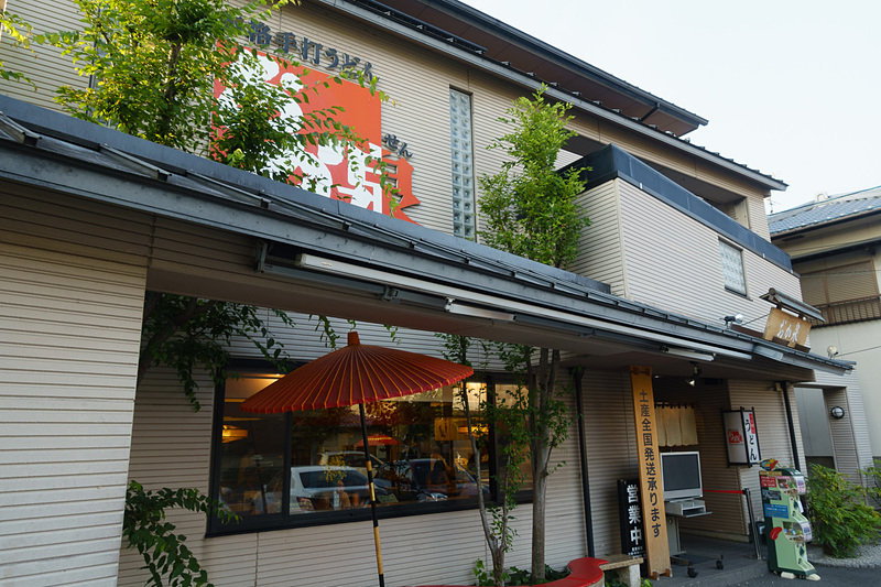 おか泉到着。予備知識がなかったので立派な外観に驚いた