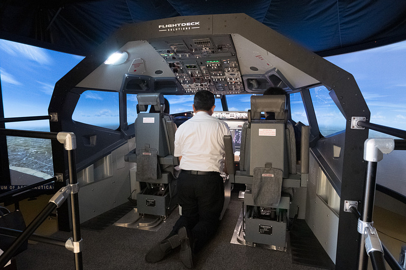 体験館にはボーイング 737 MAX型機（写真左）とボーイング 777型機（写真中央）のフライトシミュレータを設置