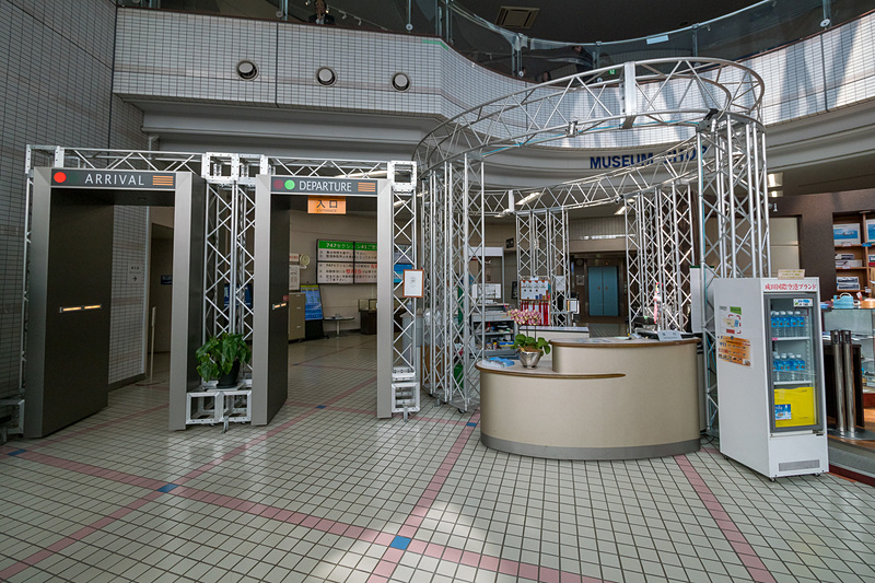 X線検査を模したエントランスゲートやショップなどは従来どおり設置されている