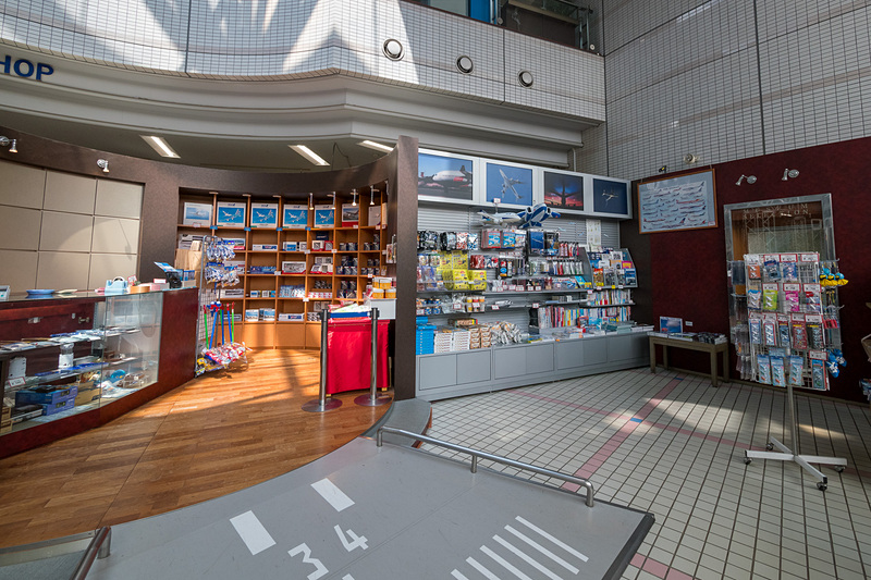 X線検査を模したエントランスゲートやショップなどは従来どおり設置されている