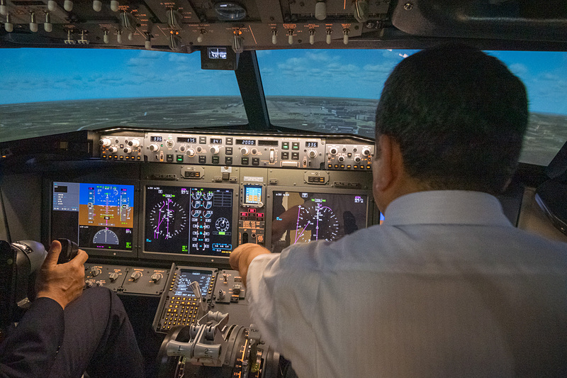 リアルなコックピットと、220度のプロジェクタビューで臨場感のある体験が可能。料金は1フライト1000円