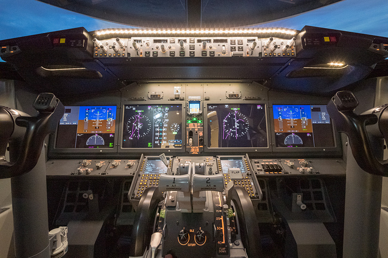 リアルなコックピットと、220度のプロジェクタビューで臨場感のある体験が可能。料金は1フライト1000円