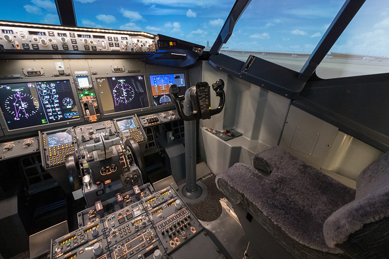 リアルなコックピットと、220度のプロジェクタビューで臨場感のある体験が可能。料金は1フライト1000円