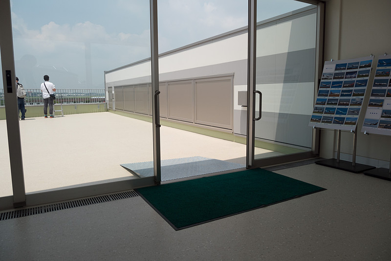 体験館3階のバリアフリー対応展望台「ビューテラス」。アクセスはエレベータのみ。滑走路端までの距離は約700mだという