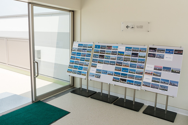 体験館3階のバリアフリー対応展望台「ビューテラス」。アクセスはエレベータのみ。滑走路端までの距離は約700mだという